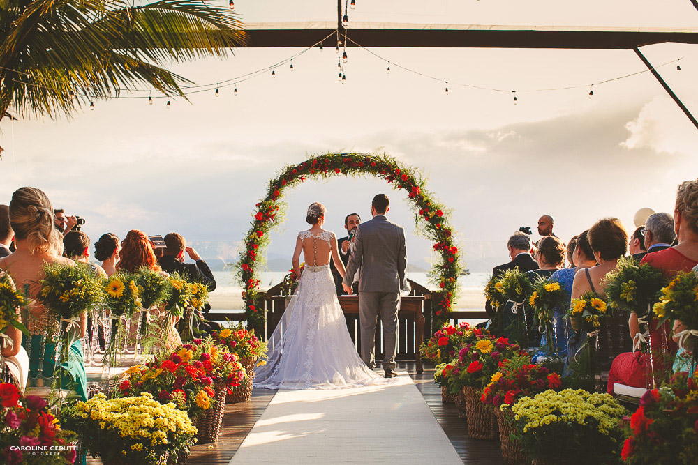 decoração de casamento na praia à tarde vs. noite