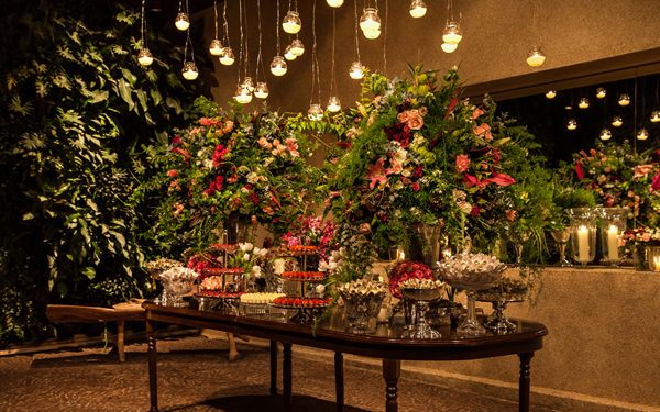 arranjos flores vermelhas para casamento rústico