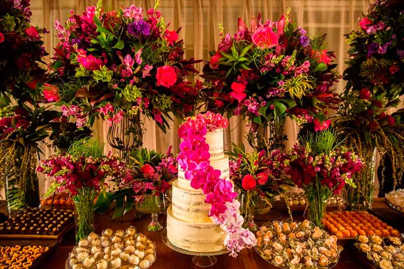 arranjos flores vermelhas para casamento rústico