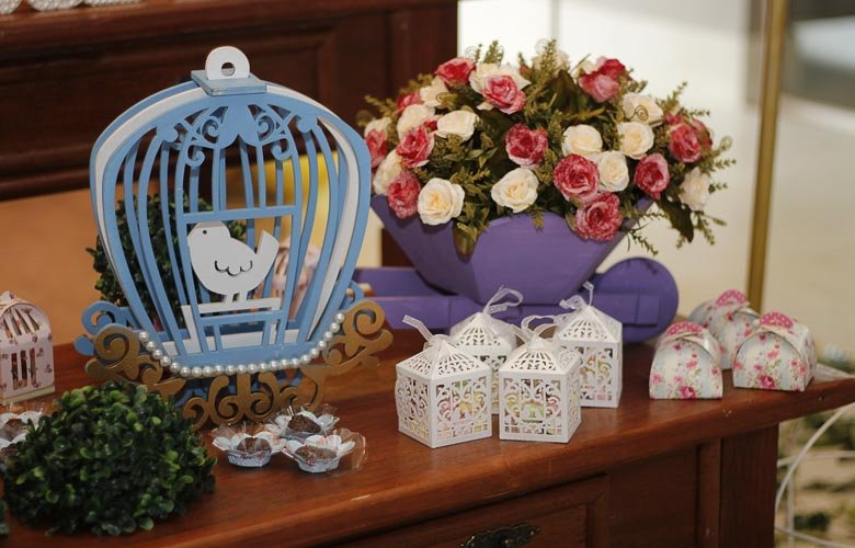 decoração de festa com gaiolas