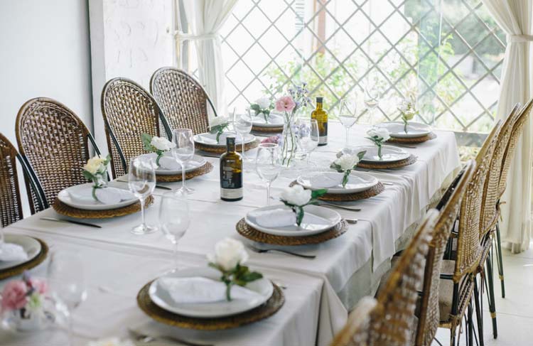 DIY: Decoração Econômica para Jantar de Casamento Civil em Casa