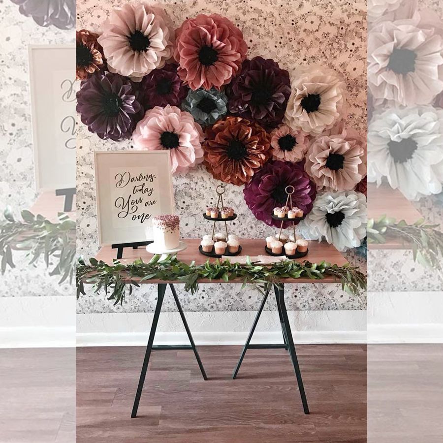 decoração de parede com flores de papel seda