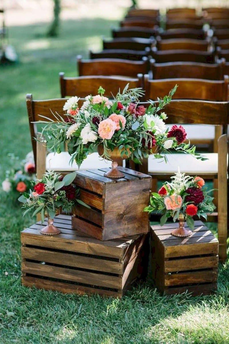 centros de mesa diy para casamento rústico com garrafas de vidro
