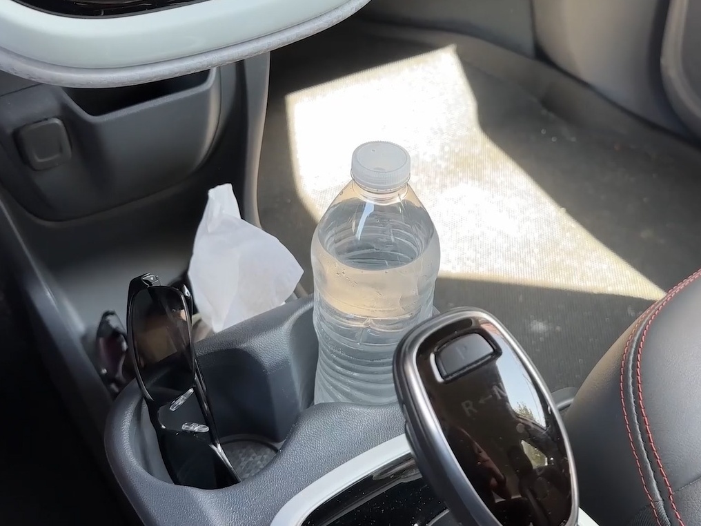 Os Perigos dos Microplásticos em Garrafas de Água Descartáveis