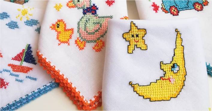 Ideias de ponto cruz com nomes e monogramas para personalizar toalhinhas.