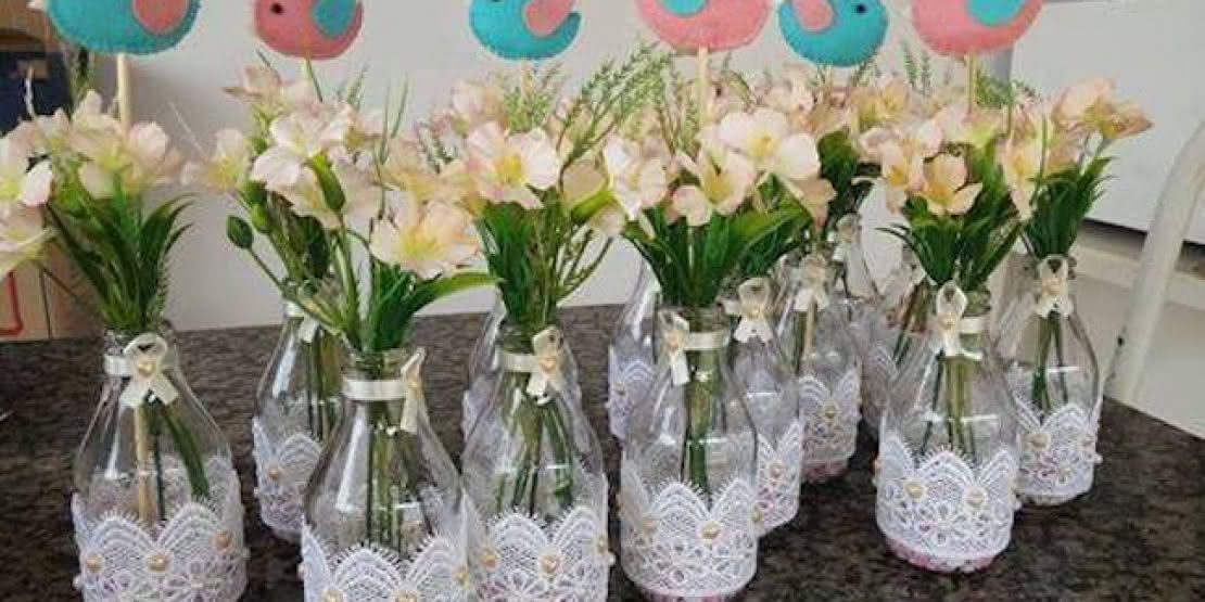 enfeite de mesa feito com garrafa de cerveja