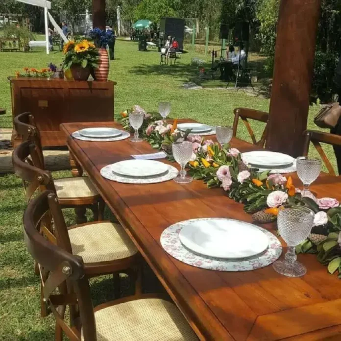 enfeite mesa casamento rústico com garrafas de vidro