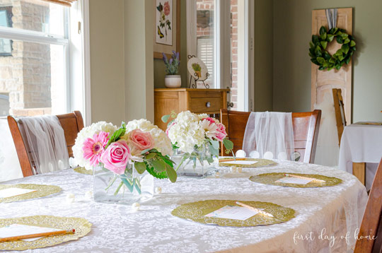 erros comuns ao decorar mesa de jantar com esferas