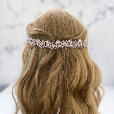 Pentes de Pérolas para Noivas: Elegância e Versatilidade em Cada Penteado