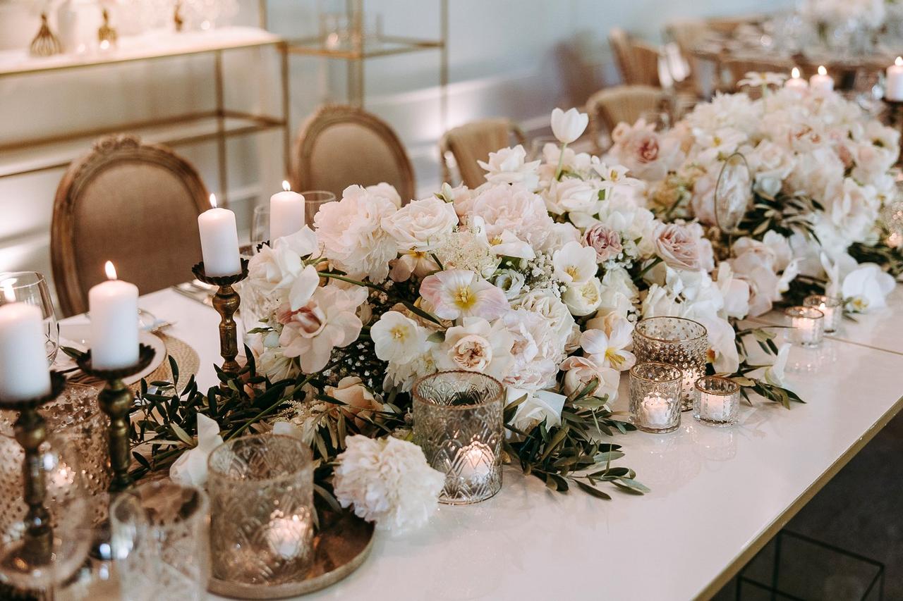 enfeites de mesa com flores naturais