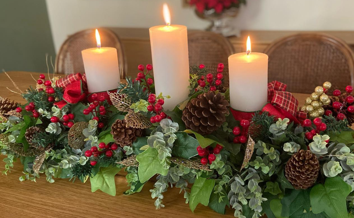 como usar poinsétia na decoração mesa natal