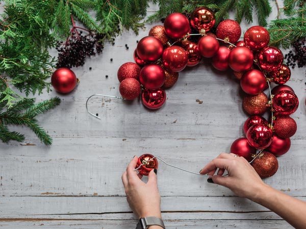 Guia Completo das Cores de Natal 2025: Do Mocha Mousse ao Verde Musgo