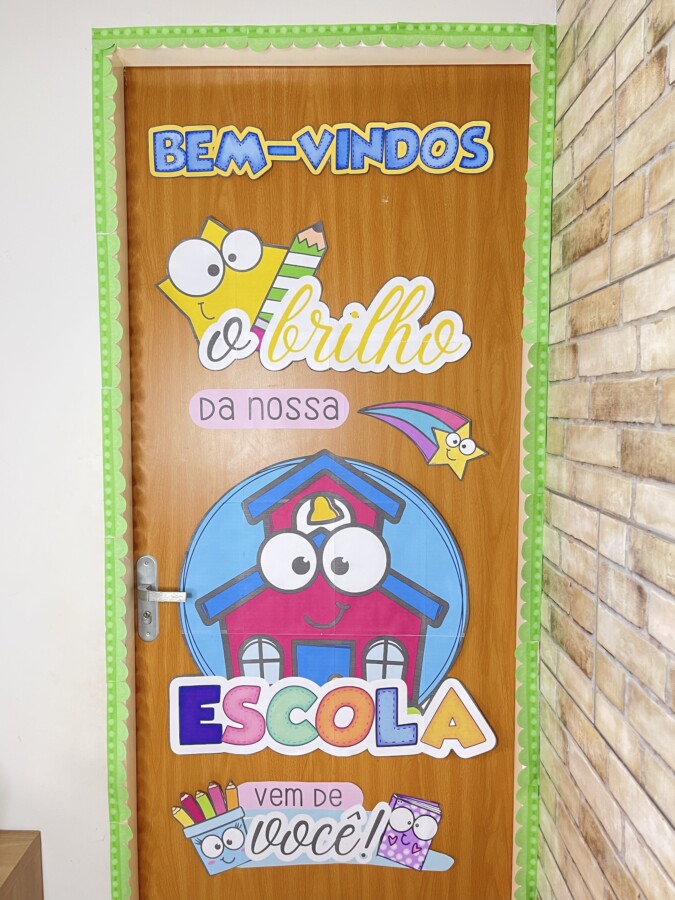 A Importância das Cores na Decoração da Porta da Sala de Aula