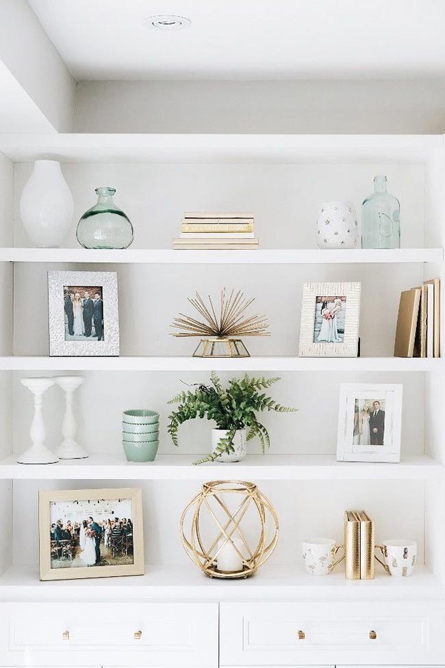 Objetos Clássicos vs. Modernos: Qual Estilo de Enfeite Combina Mais com Sua Estante?