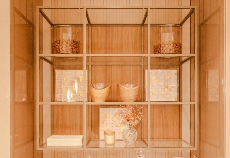 Guia Completo: Como Escolher os Enfeites Perfeitos para Sua Estante