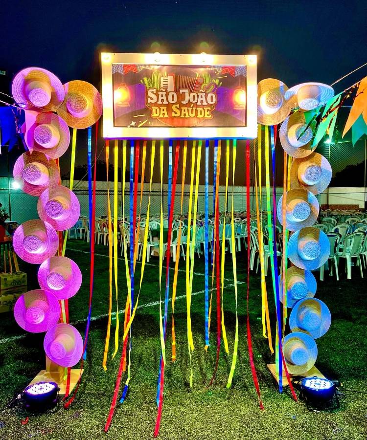 5 ideias de títulos:
1. Festa Junina em Casa: Decoração Rústica e Encantadora
2. DIY Festa Junina: Crie Seus Próprios Enfeites Caipiras
3. Os 10 Itens Essenciais para uma Decoração de Festa Junina Inesquecível
4. Decoração de Mesa Junina: Toques Criativos e Econômicos
5. Transforme Seu Arraiá: Dicas de Decoração com Elementos Tradicionais