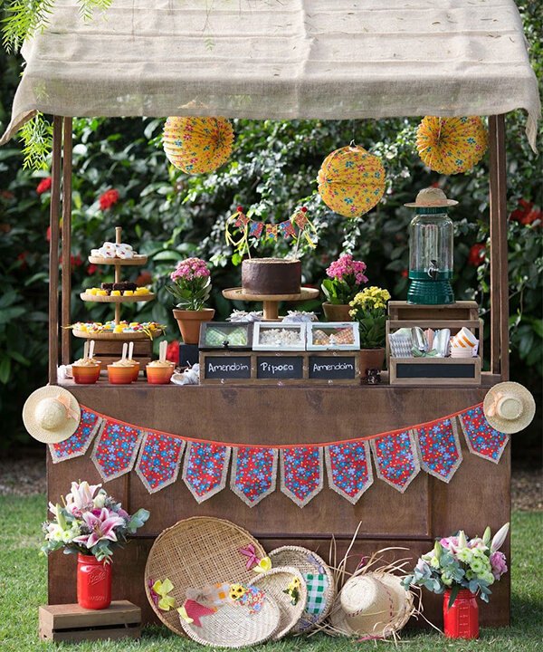 5 ideias de títulos:
1. Festa Junina em Casa: Decoração Rústica e Encantadora
2. DIY Festa Junina: Crie Seus Próprios Enfeites Caipiras
3. Os 10 Itens Essenciais para uma Decoração de Festa Junina Inesquecível
4. Decoração de Mesa Junina: Toques Criativos e Econômicos
5. Transforme Seu Arraiá: Dicas de Decoração com Elementos Tradicionais