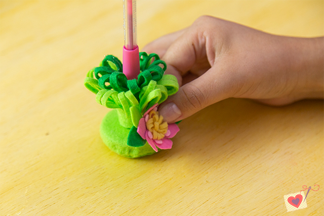 ideias de flores de feltro para canetas