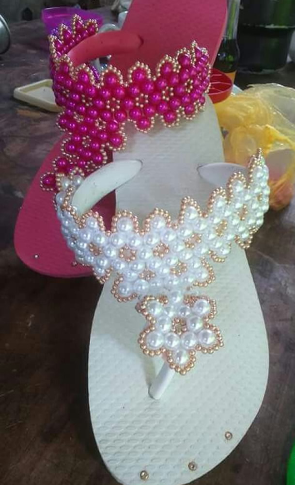 ideias criativas flor de miçanga para chinelo