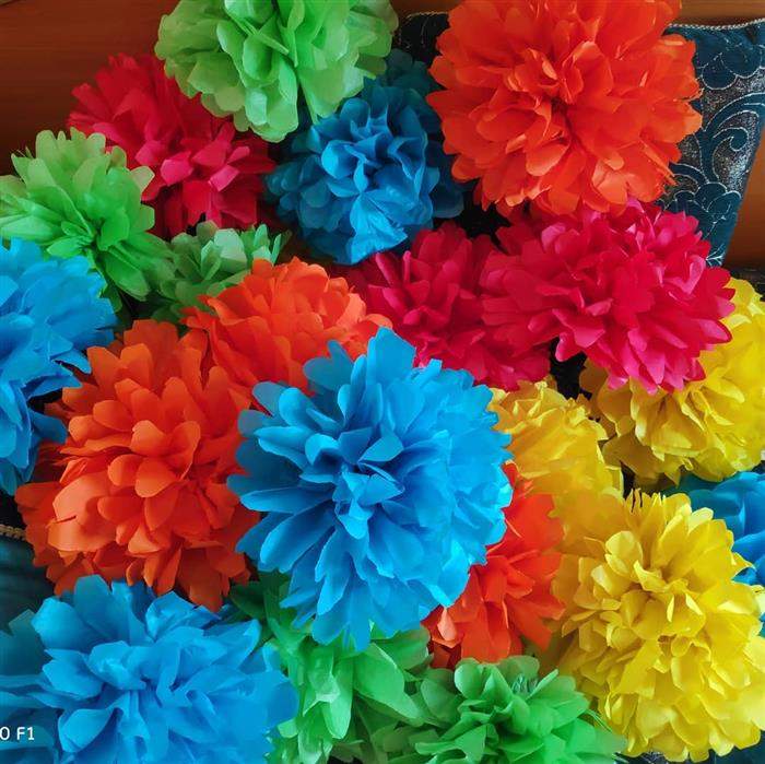 Paleta de Cores com Flores de Papel de Seda para um Casamento Romântico