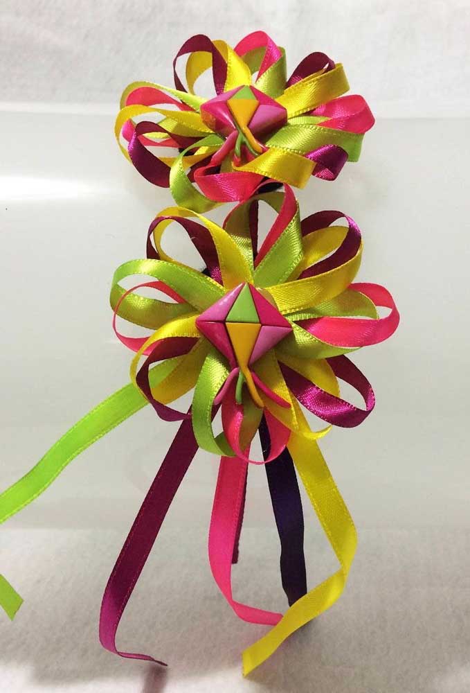 5 ideias de títulos:
1. Guia Completo: Como Fazer Flores de Fita de Cetim para Iniciantes
2. Rosa Rococó de Fita de Cetim: Passo a Passo Detalhado
3. Flor Trançada de Cetim: Crie Peças Únicas e Delicadas
4. 10 Aplicações Criativas de Flores de Fita de Cetim em Lembrancinhas
5. Materiais Essenciais para Flores de Fita de Cetim Perfeitas