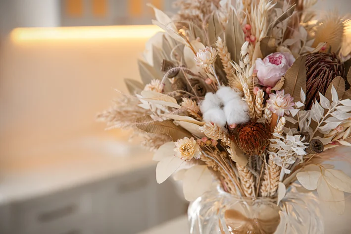 buque de noiva com tulipa e eucalipto
