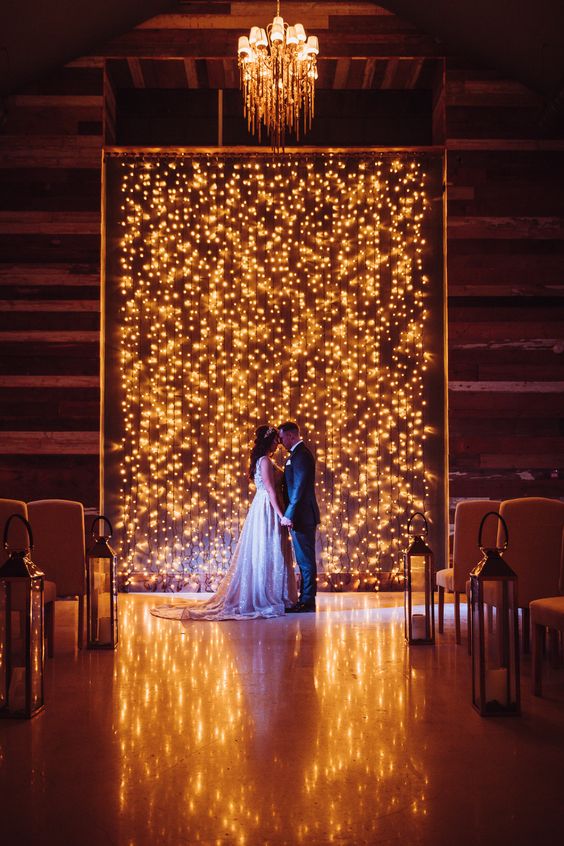 5 Ideias de Fundos Dourados para um Casamento Inesquecível
Como Usar Dourado em Convites de Casamento
Paletas de Cores que Harmonizam com Dourado em Casamentos
Tendências de Decoração de Casamento: O Brilho do Dourado
DIY: Crie seu Próprio Fundo Dourado para o Casamento