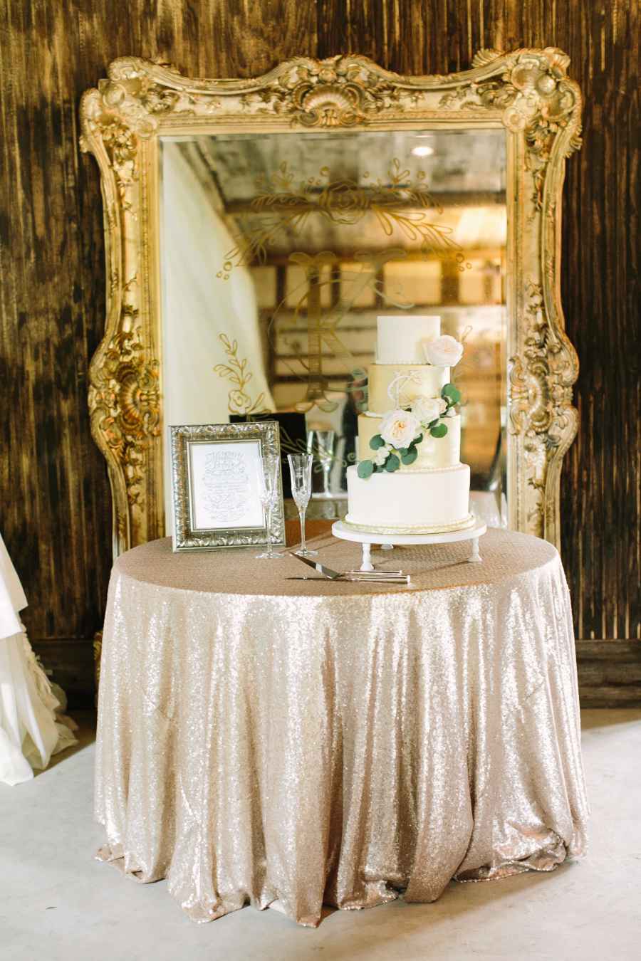 5 Ideias de Fundos Dourados para um Casamento Inesquecível
Como Usar Dourado em Convites de Casamento
Paletas de Cores que Harmonizam com Dourado em Casamentos
Tendências de Decoração de Casamento: O Brilho do Dourado
DIY: Crie seu Próprio Fundo Dourado para o Casamento