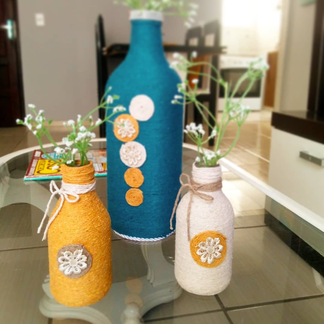 ideias de garrafas decoradas com barbante azul para festas