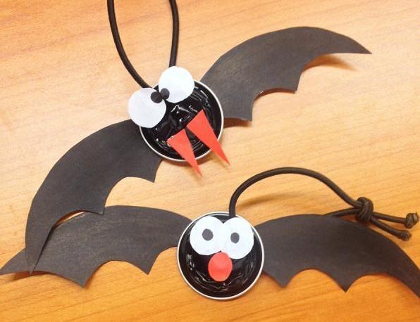 como fazer enfeites de halloween com garrafa PET