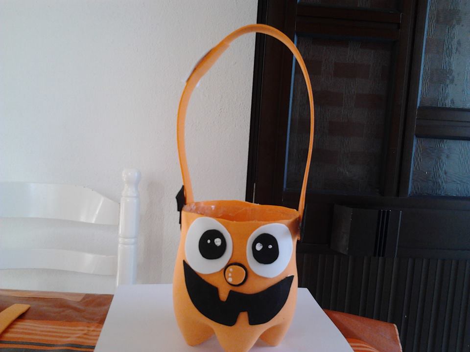 como fazer enfeites de halloween com garrafa PET
