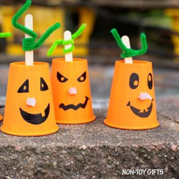 halloween com rolo de papel higiênico