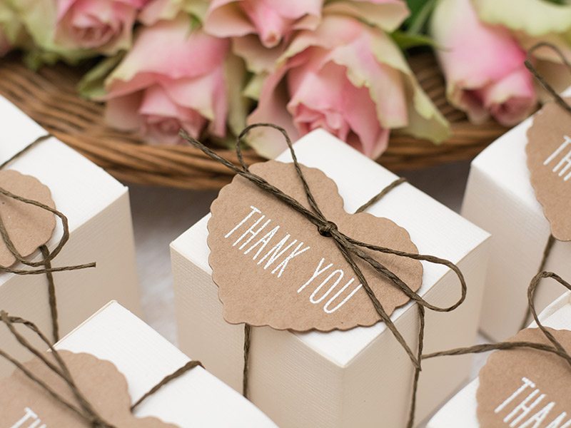 lembrancinhas de casamento baratas vs. caras