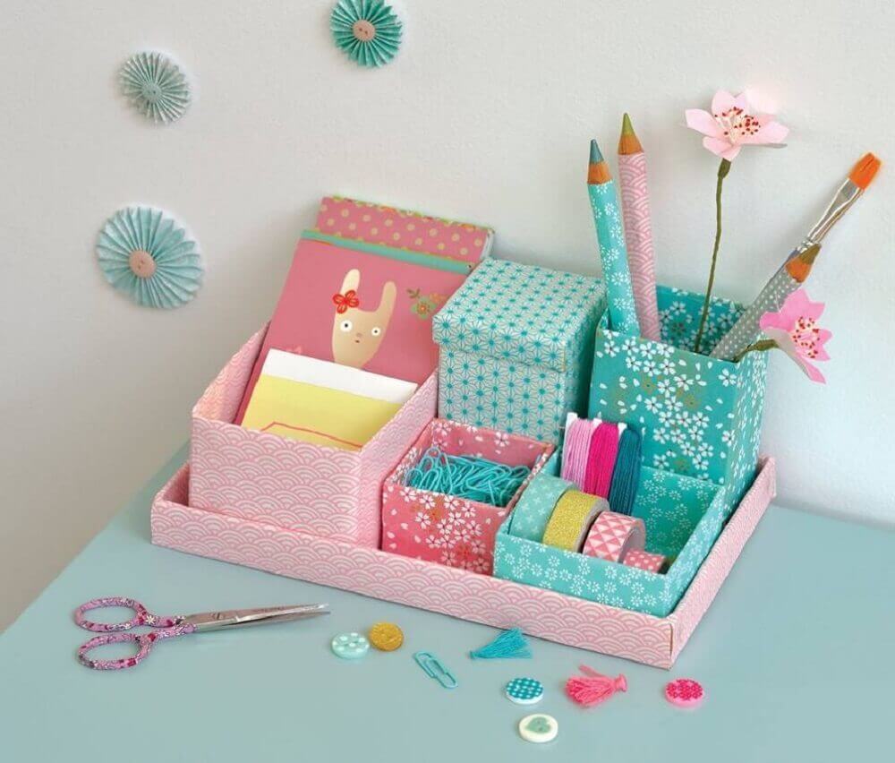 organização de miçangas e botões em atelier