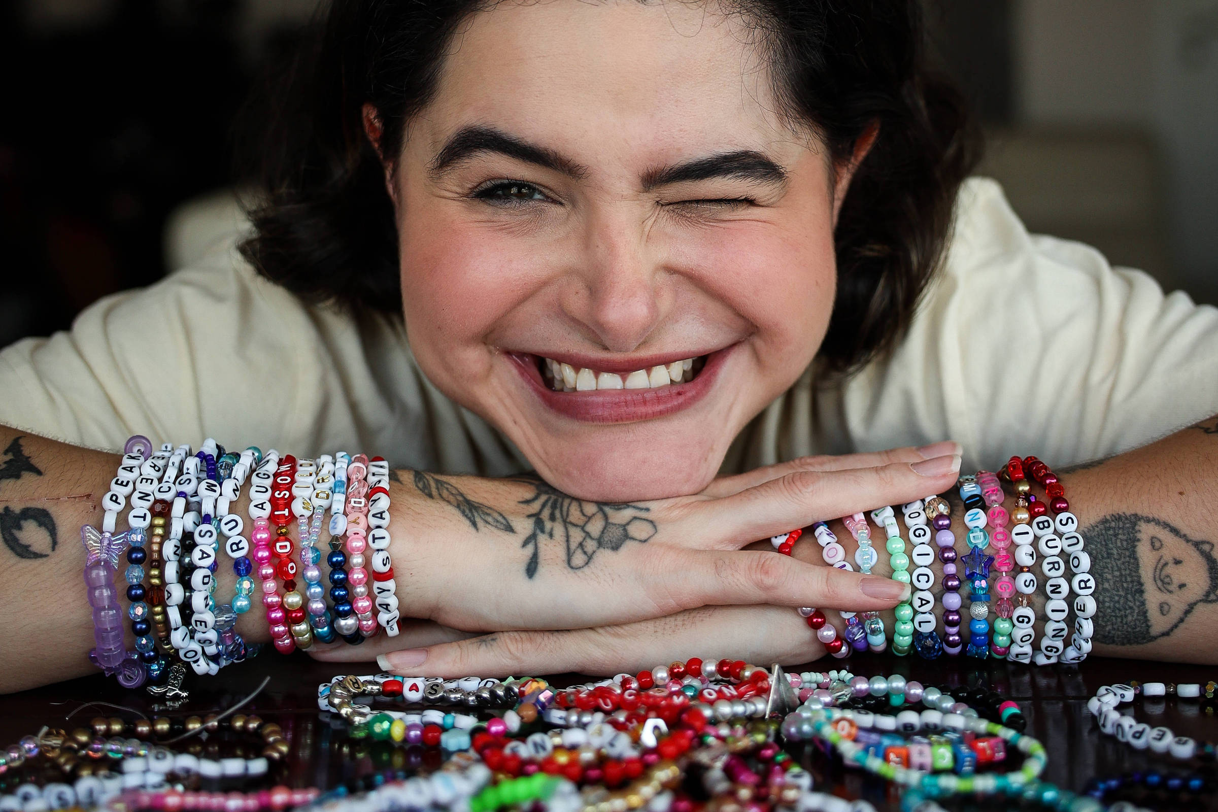 pulseiras de miçangas vs pulseiras de fio: qual escolher