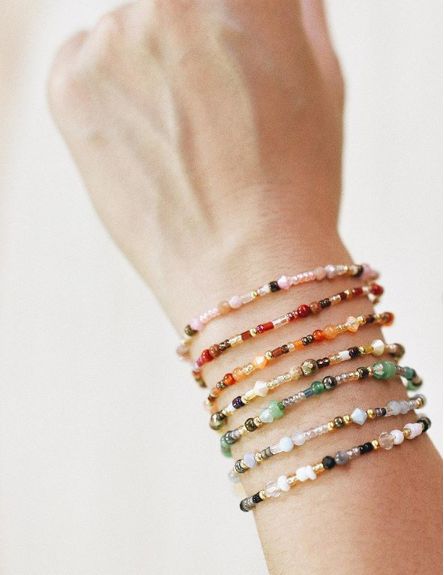 pulseiras de miçangas vs pulseiras de fio: qual escolher