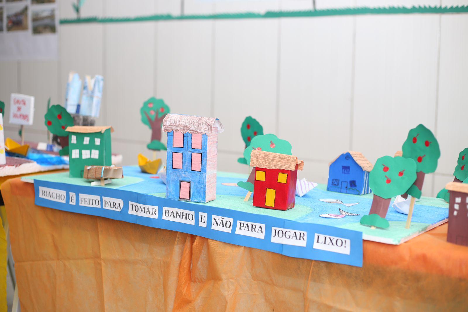 brinquedos feitos com materiais reciclados para feira