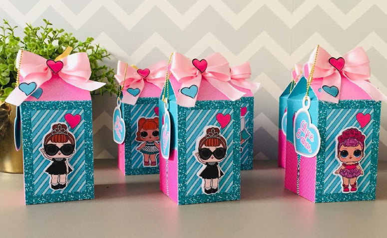 5 ideias de títulos:
1. Lembrancinhas de Aniversário DIY: Opções Criativas e Econômicas para Festas Infantis.
2. Como Fazer Lembrancinhas Úteis e Charmosas para Festas de Adultos.
3. Dicas de Materiais Acessíveis para Criar Lembrancinhas Incríveis.
4. Transforme Materiais Recicláveis em Lembrancinhas de Festa Memoráveis.
5. Personalize suas Lembrancinhas com Ferramentas Online: Guia Completo.