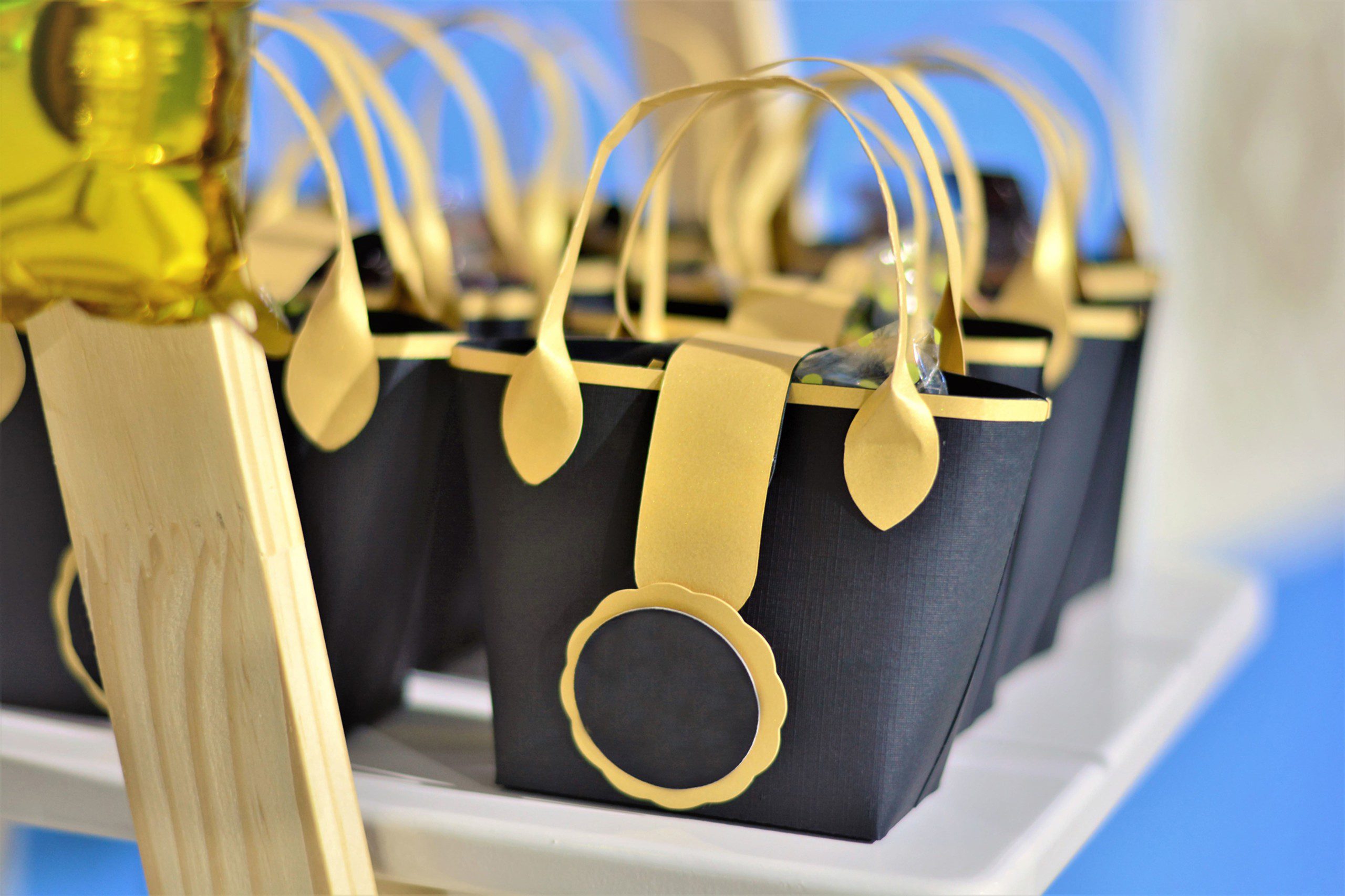 5 ideias de títulos:
1. Lembrancinhas de Aniversário DIY: Opções Criativas e Econômicas para Festas Infantis.
2. Como Fazer Lembrancinhas Úteis e Charmosas para Festas de Adultos.
3. Dicas de Materiais Acessíveis para Criar Lembrancinhas Incríveis.
4. Transforme Materiais Recicláveis em Lembrancinhas de Festa Memoráveis.
5. Personalize suas Lembrancinhas com Ferramentas Online: Guia Completo.