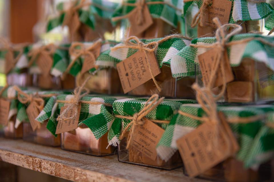 5 ideias de títulos:
1. Lembrancinhas de Aniversário DIY: Opções Criativas e Econômicas para Festas Infantis.
2. Como Fazer Lembrancinhas Úteis e Charmosas para Festas de Adultos.
3. Dicas de Materiais Acessíveis para Criar Lembrancinhas Incríveis.
4. Transforme Materiais Recicláveis em Lembrancinhas de Festa Memoráveis.
5. Personalize suas Lembrancinhas com Ferramentas Online: Guia Completo.