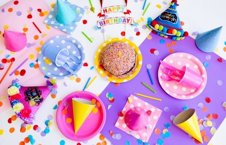 lembrancinhas de aniversário preto e branco vs coloridas qual escolher