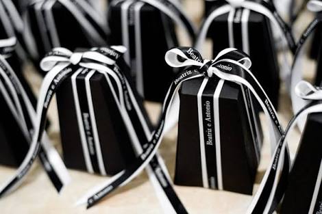 lembrancinhas de aniversário preto e branco vs coloridas qual escolher