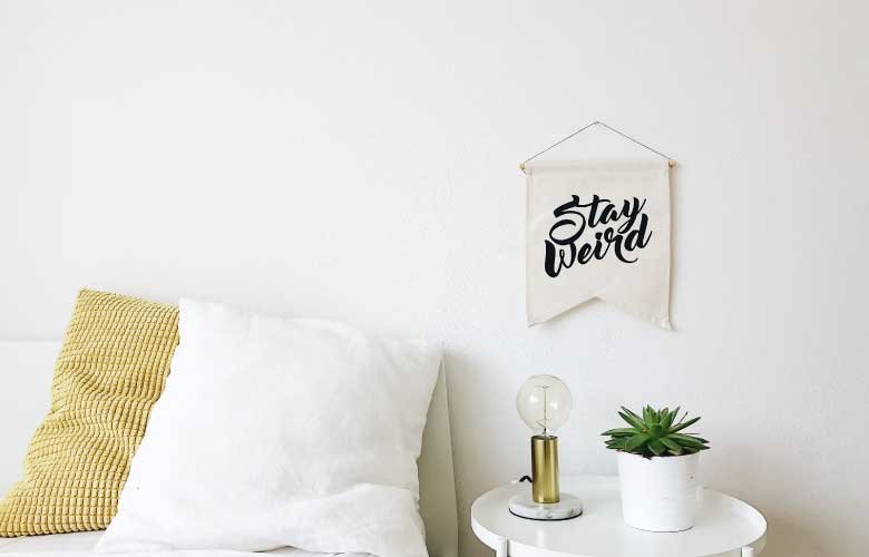 letras de metal para quarto de casal minimalista