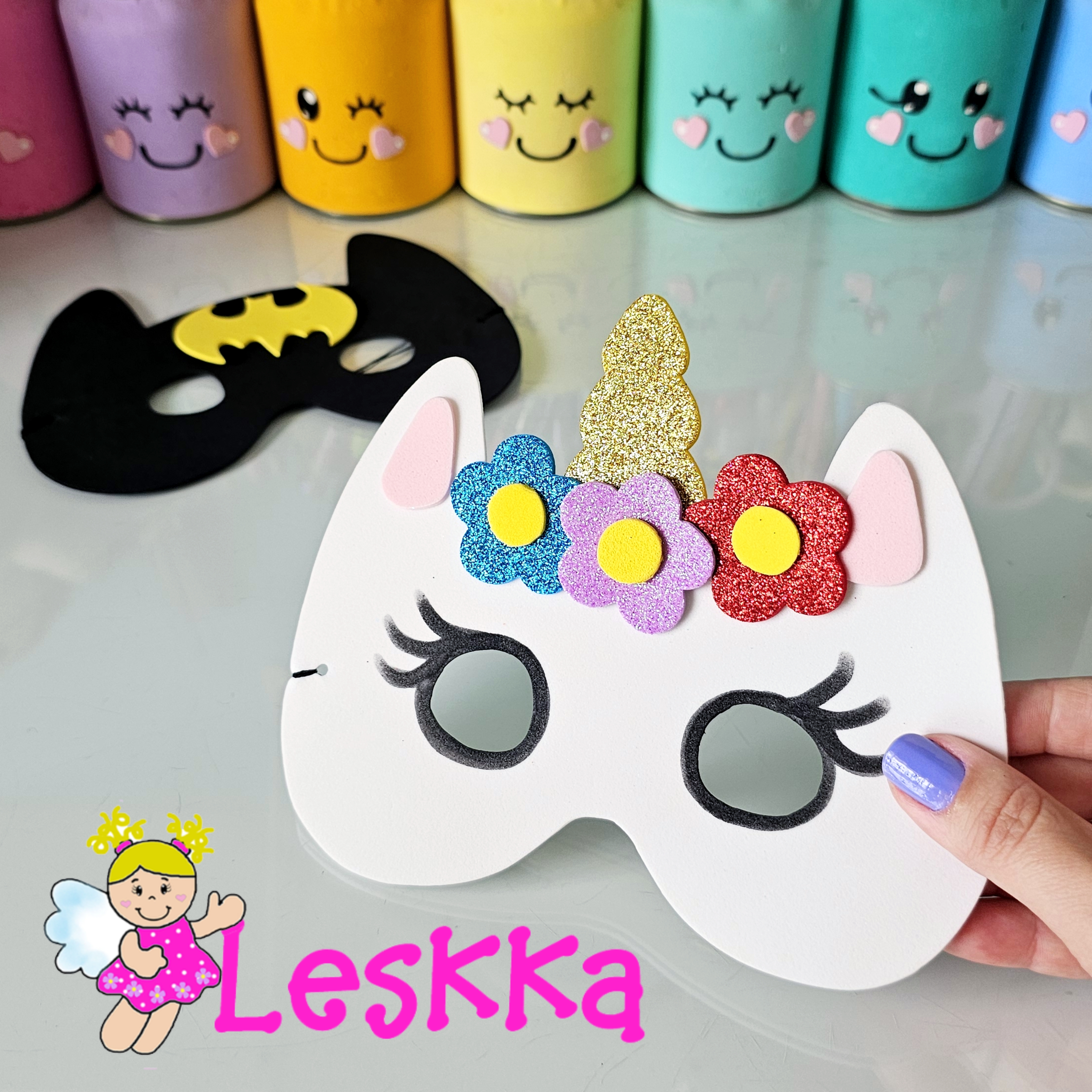 Máscara de carnaval infantil com penas