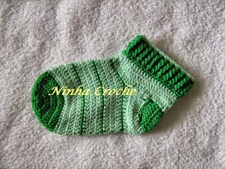 Meia de crochê com relevo e gráfico