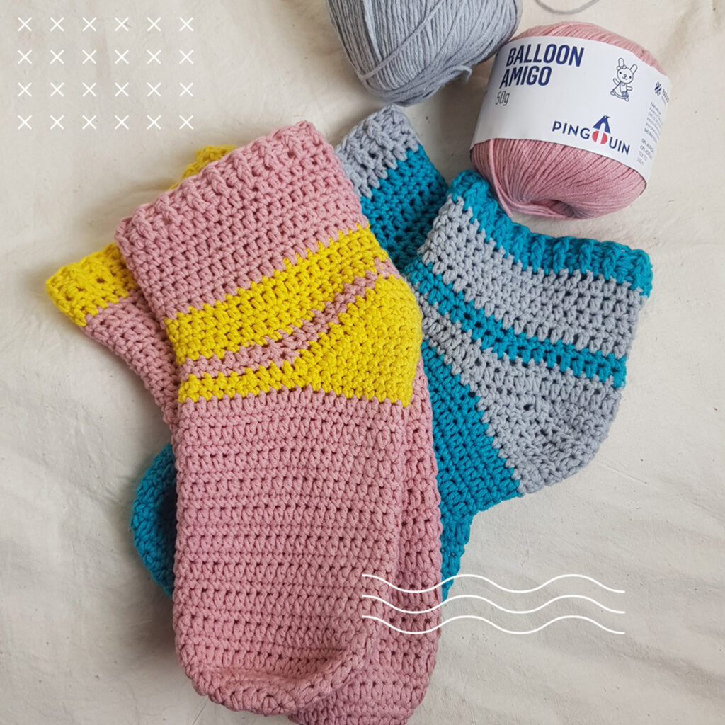 Meia de crochê com relevo e gráfico