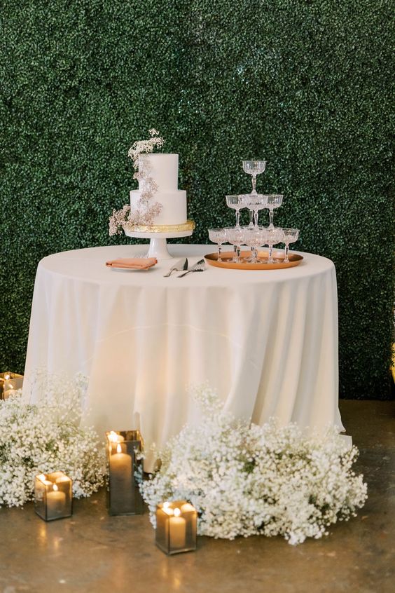 como fazer arranjo de mesa de casamento simples com flores do campo