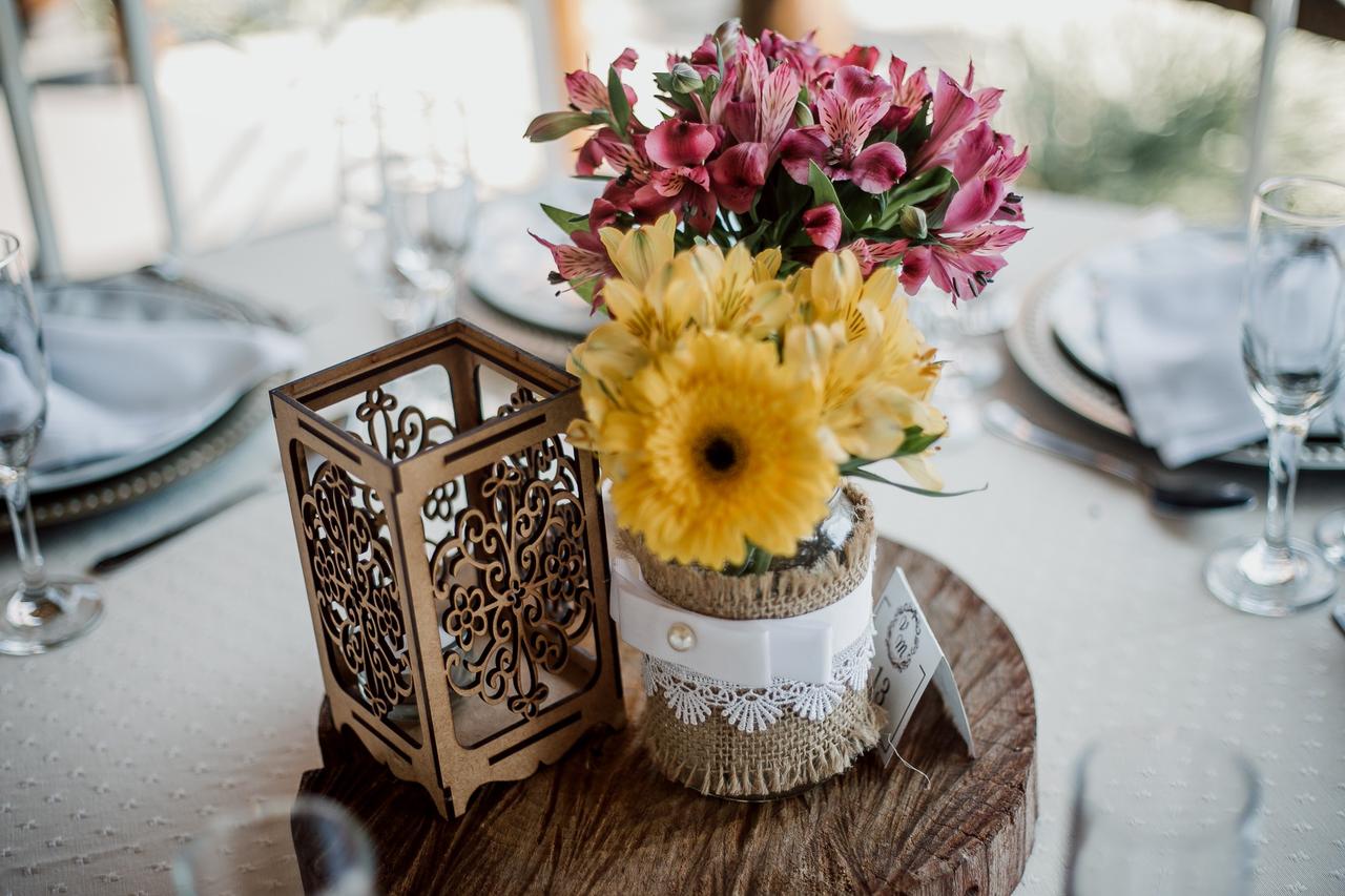 mesa de casamento simples vs mesa de casamento elaborada