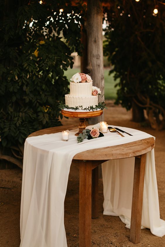 ideias de decoração mesa de bolo casamento simples e elegante