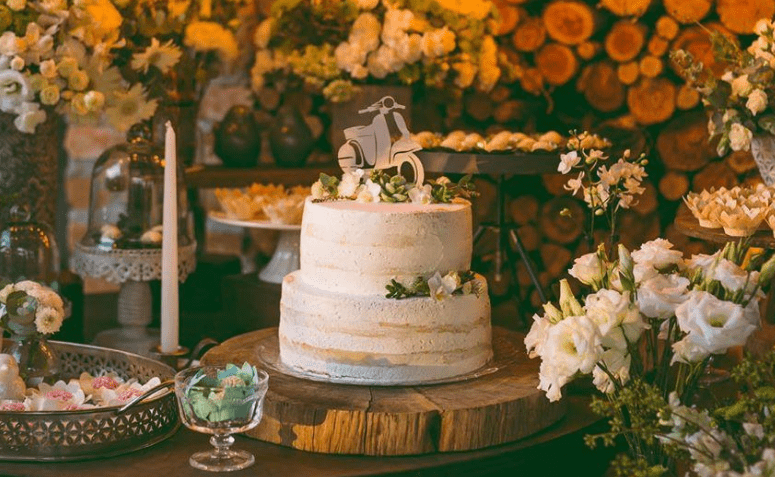 mesa de bolo para casamento rústico chic ao ar livre